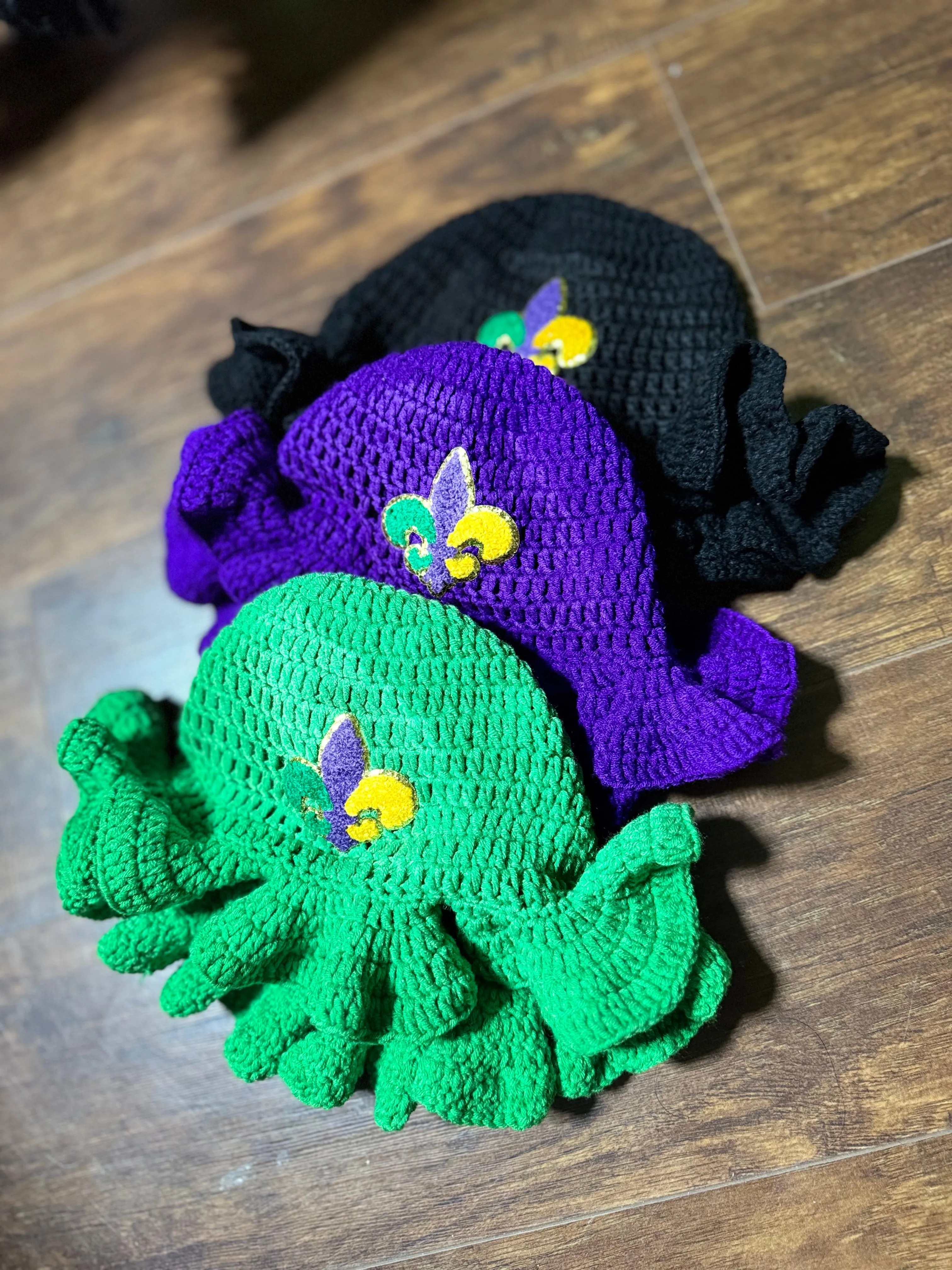 FLEUR DE LIS RUFFLED CROCHET HAT (Purple)