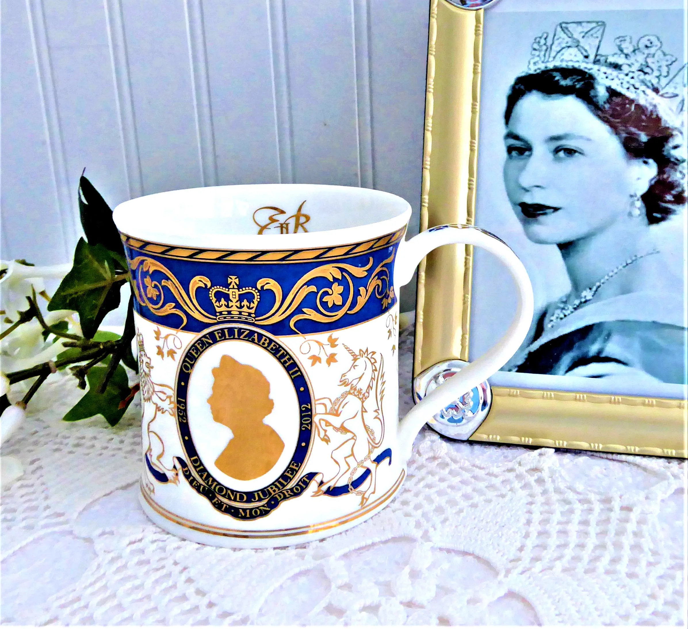 Mug Queen Elizabeth II Diamond Jubilee Dunoon English Fancy Bone China 2012