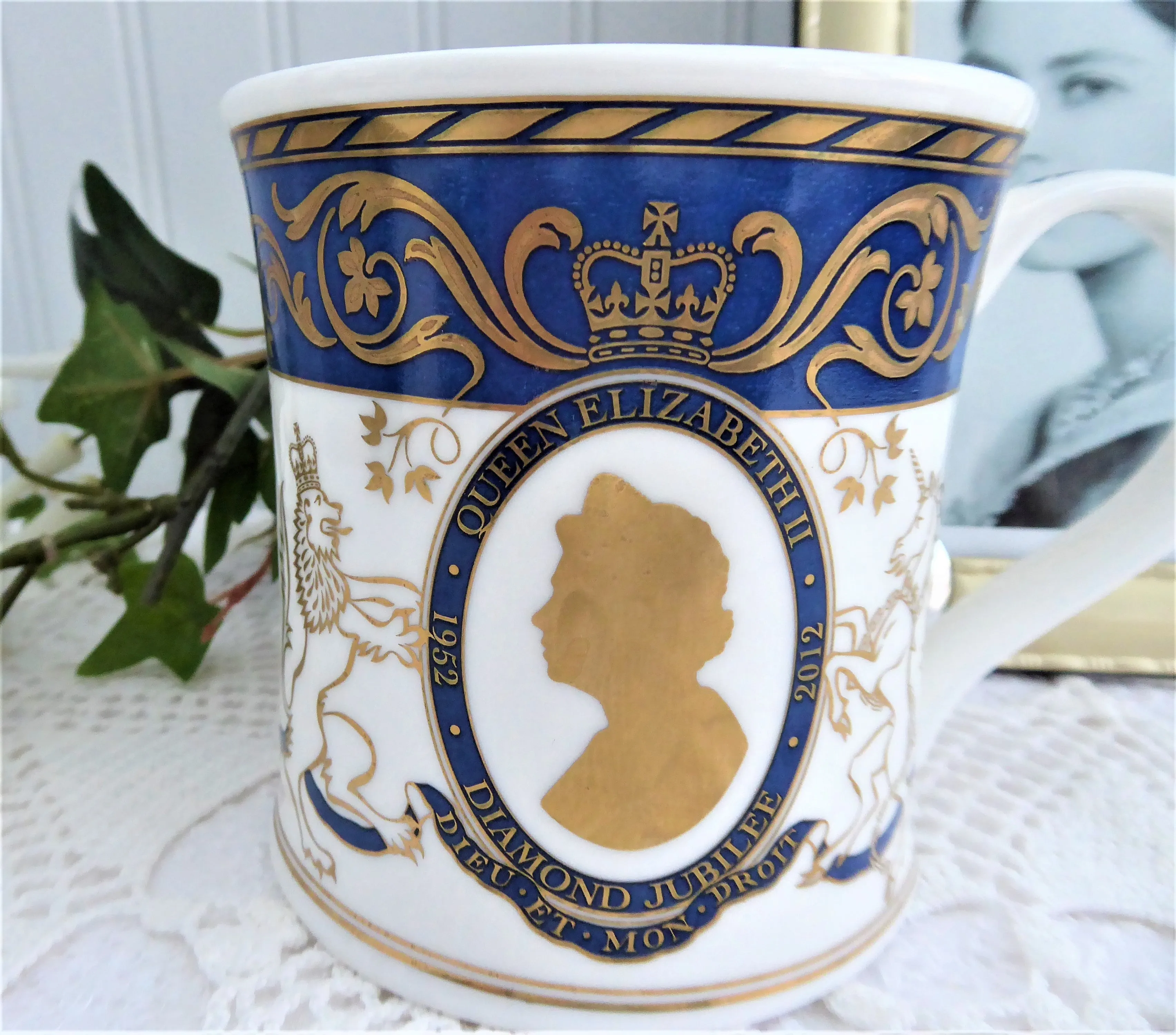 Mug Queen Elizabeth II Diamond Jubilee Dunoon English Fancy Bone China 2012