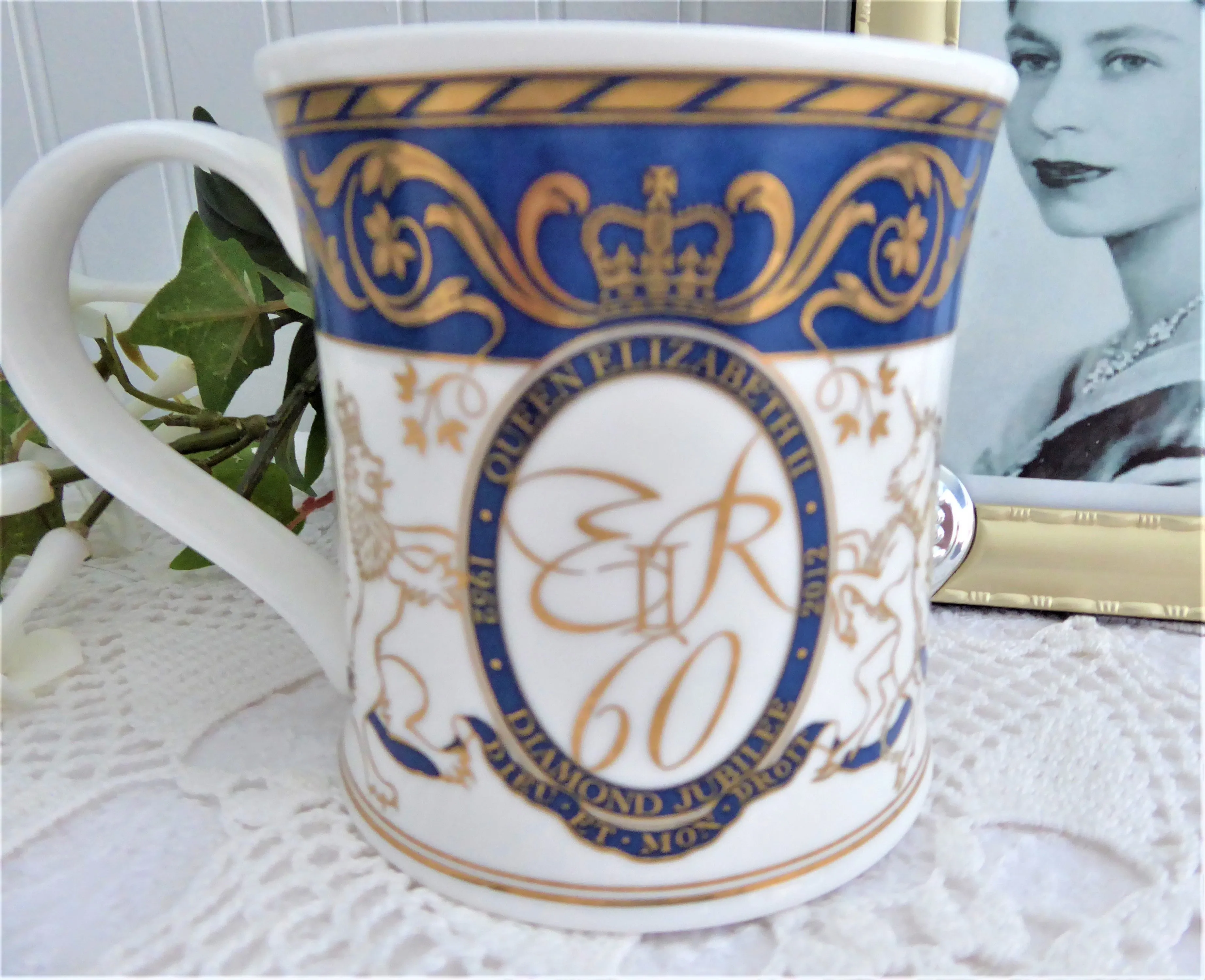 Mug Queen Elizabeth II Diamond Jubilee Dunoon English Fancy Bone China 2012